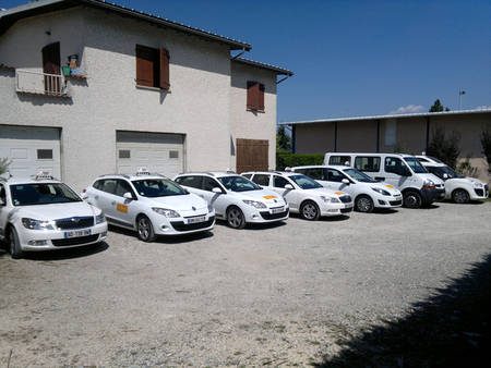 La flotte de taxis Vifois devant les locaux de l'entreprise