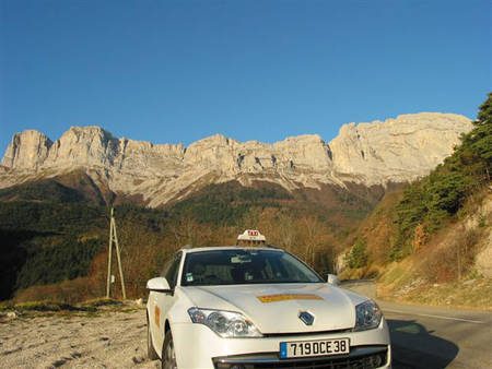 Taxi devant les falaises du Vercors