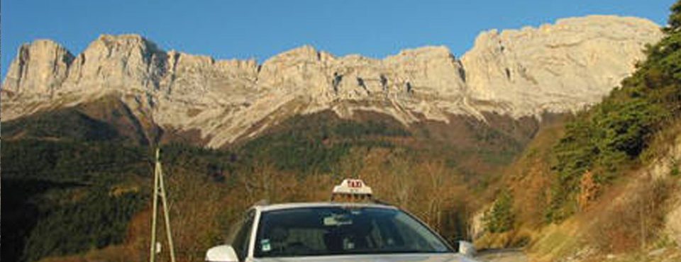 Taxi Vifois sur la route, devant les falaises du Vercors